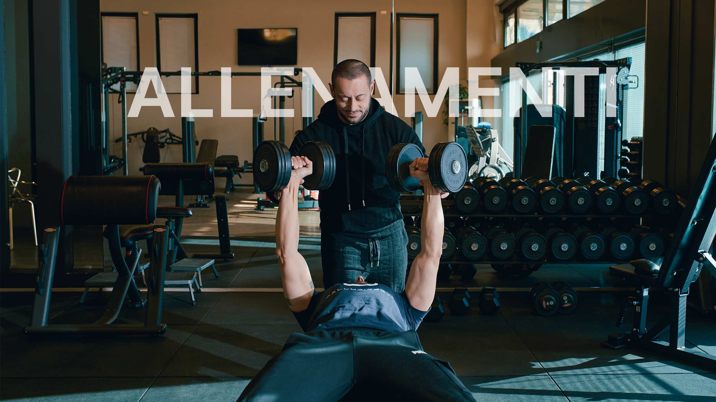 Gianluca Mazzolini, personal trainer a Brescia, durante un allenamento in sala pesi